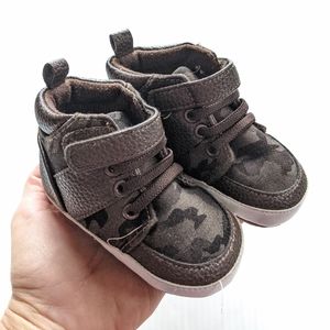 REVO baby boy camo crib shoes booties sz 4